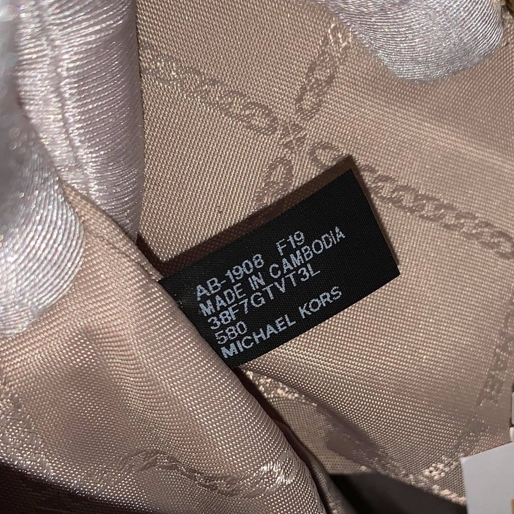 ❤️❤️SOLD❤️❤️Michael Kors Leather Purse💜 - Picture 7 of 16